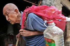 九旬拾荒老人1.8万积蓄被偷，调查后发现，原来他是抗战老兵图片