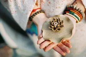 父母和子女这辈子的关系，到底好不好，是一场轮回图片