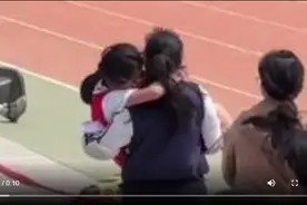 慕了慕了！山东滨州女生运动会晕倒 朋友一把抱起狂奔 好朋友的肩膀胜过千言万语图片