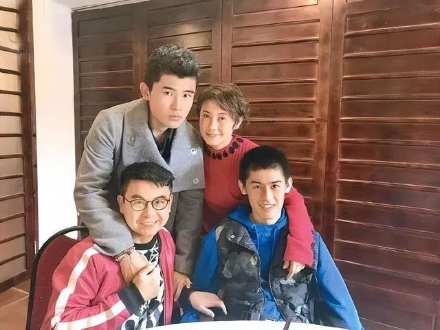 《逃学威龙》31年主创命运坎坷迥异，两人涉及重案，8人遗憾离世