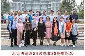 当拍摄多排人物的合影时，焦点应该对在哪里？图片