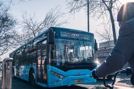 老人免费乘车卡要取消，是真的吗？真实情况是这样的图片