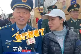 空军副司令回应六代机首飞，笑得合不拢嘴，直言还没超过西方图片