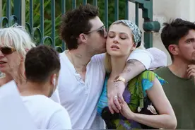 贝克汉姆大儿子与妻子度假！一路贴脸狂亲好甜蜜，女方身价上亿图片