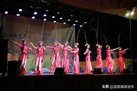 变脸、魔术……“文化大篷车”送戏到嵩明图片