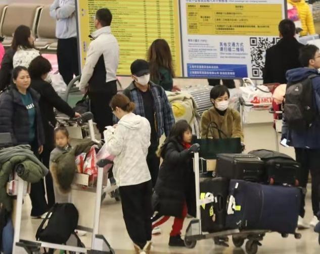 孙俪一家四口罕走机场，穿貂皮大衣像阔太太，一对儿女超可爱