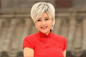 “东方梦露”恬妞，65岁身材丰满，穿衣优雅又显贵，真是风韵犹存图片