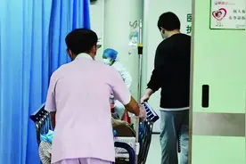 帮你排队、陪你看病，还能缓解孤独……人口老龄化催生职业陪诊师图片