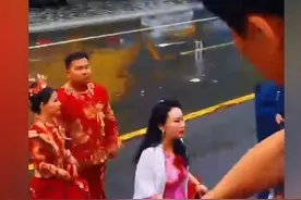 结婚当天下暴雨新郎怕耽误吉时用大货车接亲，亲友回应：很新奇，没见过这种接亲方式，就感觉爱情是风雨无阻图片
