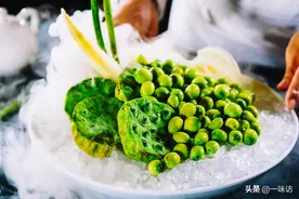 现摘新鲜莲子，试试这种特色做法，鲜嫩营养又好吃，对身体有益图片