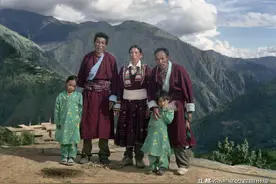 尼泊尔“一妻多夫”的婚俗，一个女人可以嫁给两三个男人图片