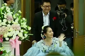 哈尔滨患癌女孩参加自己葬礼，亲友哭成一片，她笑怼：给我憋回去图片