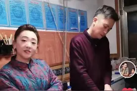 44岁月亮姐姐入乡随俗，穿花棉袄，跳广场舞，富商老公罕见露面图片