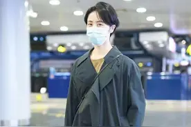 孙莉这气质在娱乐圈少有，穿风衣配帆布鞋走机场，真像女大学生图片