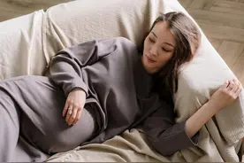 怀孕后坚持左侧睡，就一定对吗？孕期睡姿要科学，别盲从图片