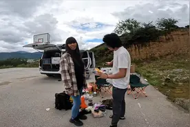 00后小伙和50岁富婆结伴旅行，一路从陌生到相熟，结局难以收场图片