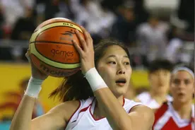 曾与王治郅传绯闻的隋菲菲：坐拥上校军衔身高傲人，43岁仍单身图片