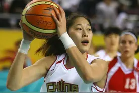 曾与王治郅传绯闻的隋菲菲：坐拥上校军衔身高傲人，43岁仍单身图片