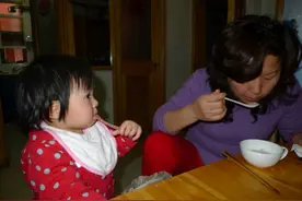 奶奶喂养三大误区：趁热吃，吹凉吃，再吃一口！伤娃脾胃影响长高图片