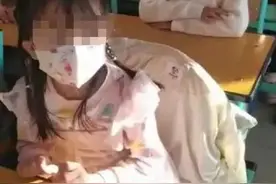 北京朝阳区老师当全班学生对女生羞辱霸凌，只因同学表演时其捂耳朵，回头看！图片