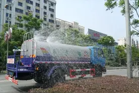 38度高温下，为何不见洒水车？网友质疑，洒水车是骗局吗？图片