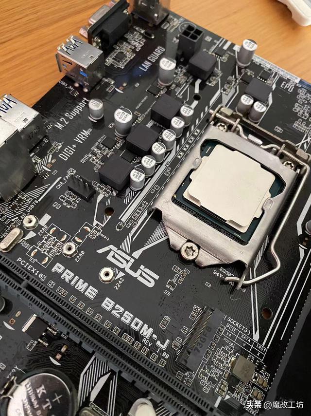 统统100元，E3神教1230V6处理器+华硕B250主板+DDR416G打平I77700