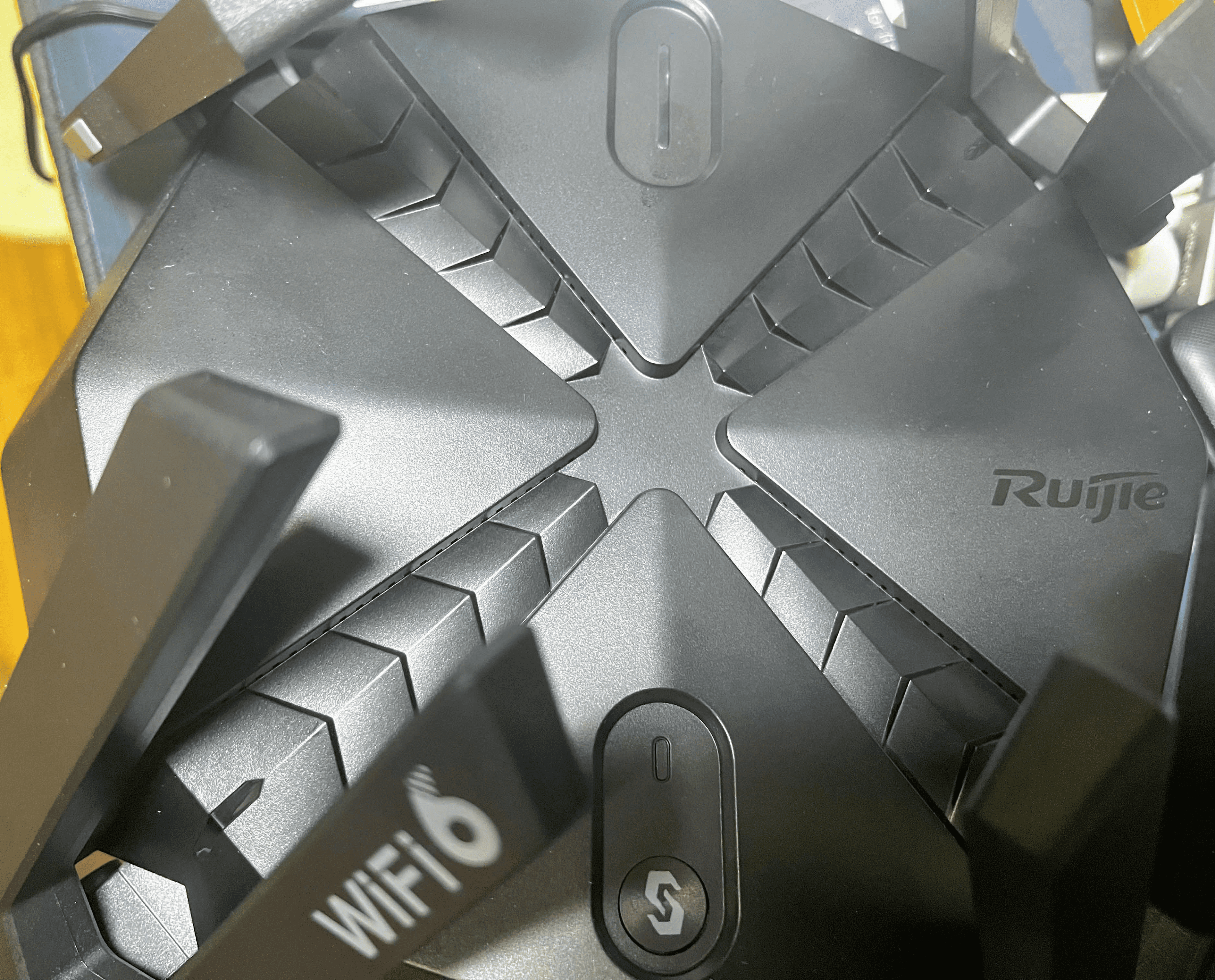 超强信号覆盖，三重游戏保障，锐捷天蝎电竞路由器畅享网络快感！