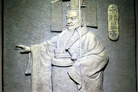 荆轲刺秦时，秦王嬴政为什么一连好几次都拔不出自己的剑来图片