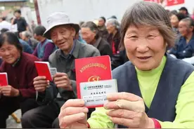 新农保每年交500元，缴费15年，60岁后每月能领多少钱？答案来了图片