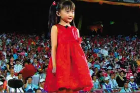 08年奥运会开幕式，9岁女孩假唱，被骂15年，现在过的怎么样？图片