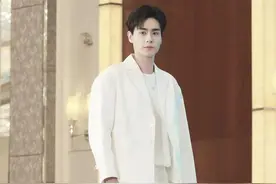 胡一天白色西装小白鞋白袜图片