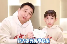 黄磊首次带小女儿露面，9岁穿卫衣梳刀切刘海，母女高鼻梁似烙饼图片