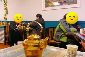 江西小伙去新疆吃烧烤，点了30根羊肉串，上桌后发现分量太足了图片