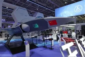 歼20带刀侍卫现身，慑压美军，F35趴窝不敢动，美要中国自废武功图片