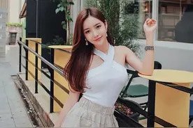 可爱美女，轻熟风百褶裙，时尚街拍图片