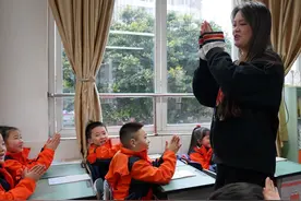教室里的“小浪漫” 老师用小纸条和学生讲悄悄话图片