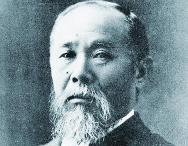 他生下来就有七个黑痣，人人都说天神下凡，长大后果然成为大英雄
