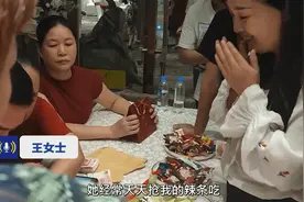 湖南女子参加闺蜜婚宴随礼1000包辣条，整整13箱震惊宾客：上学时她天天抢我的辣条吃图片