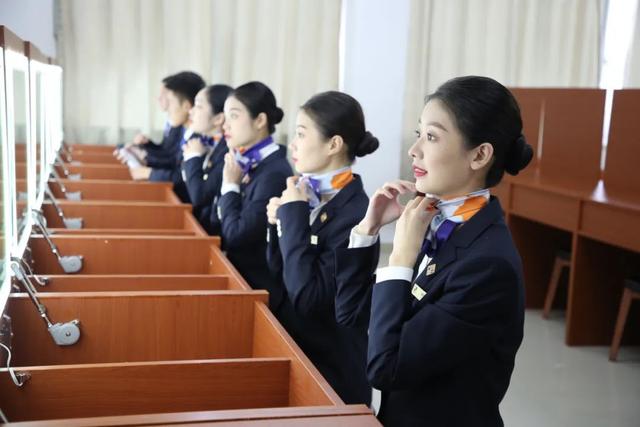揭秘！空姐空少是如何“炼”成的？