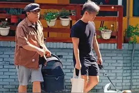 60岁蔡康永近照曝光！发福佝偻显老态，和胸肌男友亲密遛狗好暧昧图片