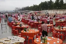 女子随礼600去福建农村吃席，嫌太寒酸，上菜后发现小丑是自己图片