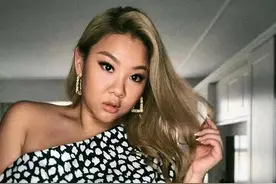 郑欣宜：变卖母亲遗产包养洋男友，向男友卑微下跪，如今人财两空图片