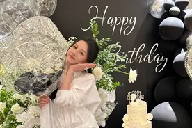 宋祖儿生日宴会照曝光，被鲜花蛋糕簇拥，秀精致美背惹人爱图片