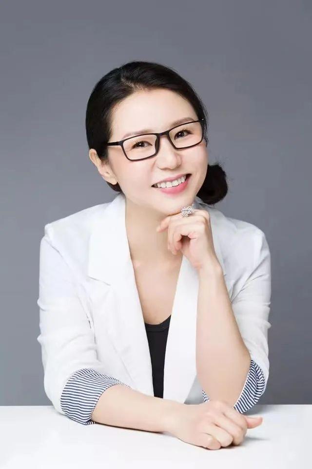 制作人,主持人,北京交通广播娱乐节目《欢乐正前方》主持人