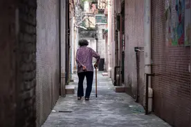 岳母在我家养老8年，却把340万拆迁款全给小舅子，我果断将她送走图片