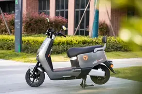 雅迪这款车搭载1200W电机，支持快充，实测续航215公里图片