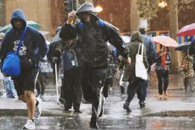 为什么法国人晴天、雨天都不打伞？图片