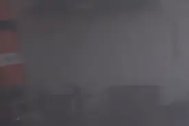 上海长宁 有居民报警称邻居家中冒出大量白烟、有焦糊味，但敲门无人应答图片