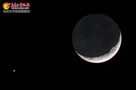 乌鲁木齐小伙伴快抬头看，今晚的月亮旁边依偎着一颗明亮的星星！图片