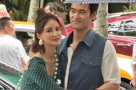41岁张歆艺瘦成纸片人，路人视角巴掌脸排骨胸抢镜，长腿细得过分图片